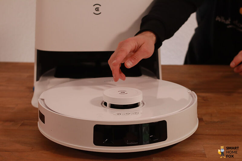 Der Lasernavigationsturm des ECOVACS DEEBOT T30 PRO OMNI wird mit den Fingern berührt.